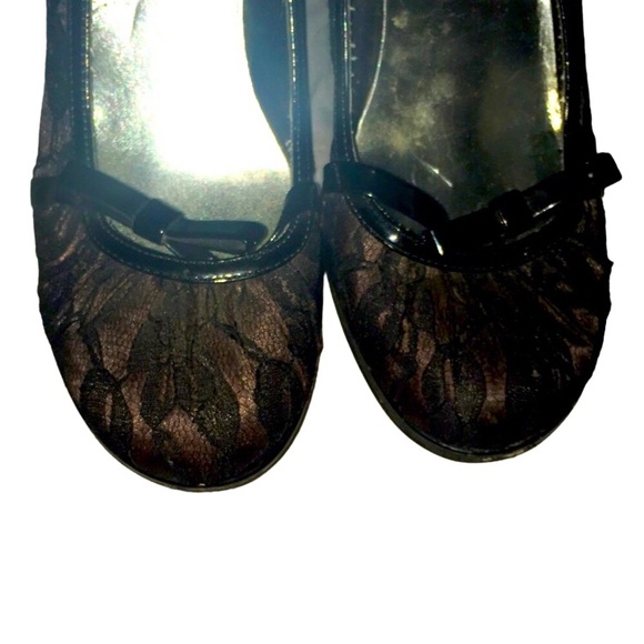 Size 8.5 with black lace covered chunky gold heels - Picture 8 of 9